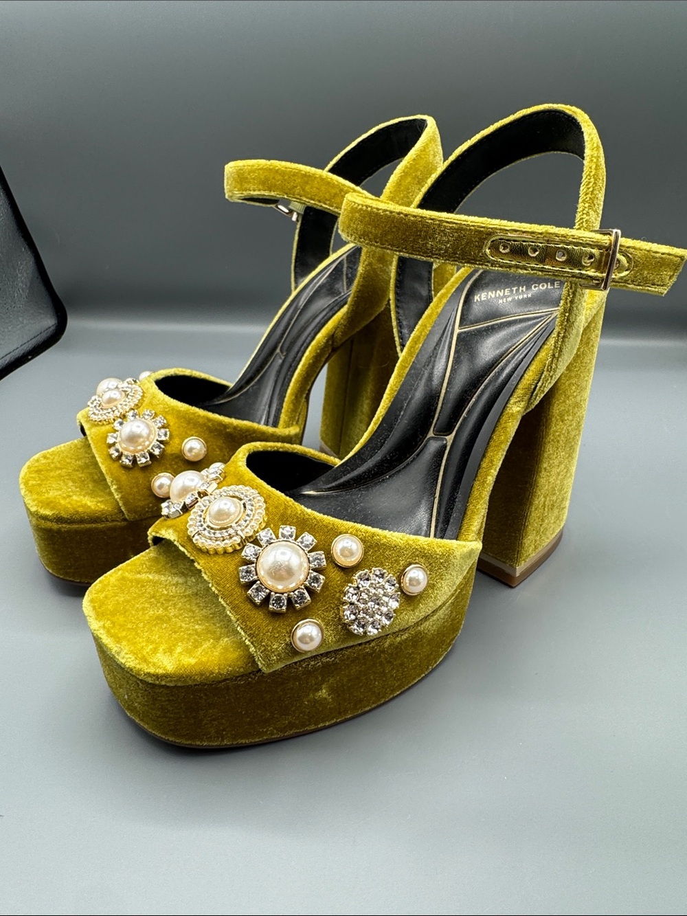 Kenneth Cole Women's Dolly Charms Dress Sandals - Picture 3 of 6